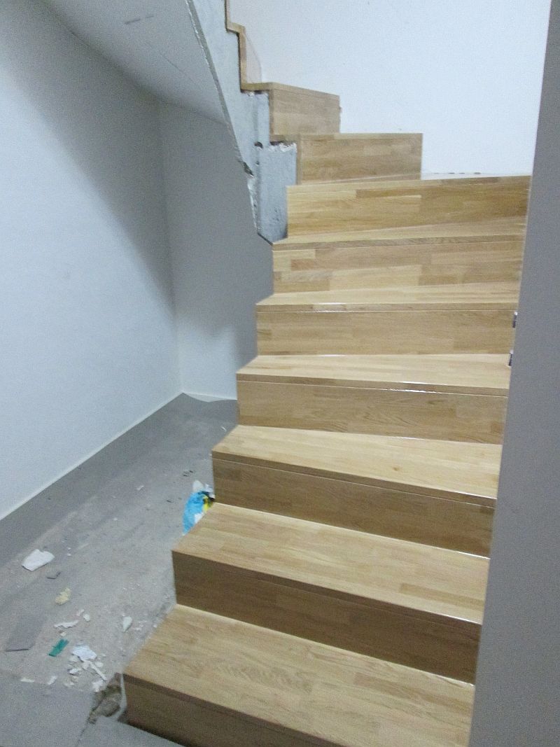 Stahlbetontreppe, belegt mit Eichenleimholz