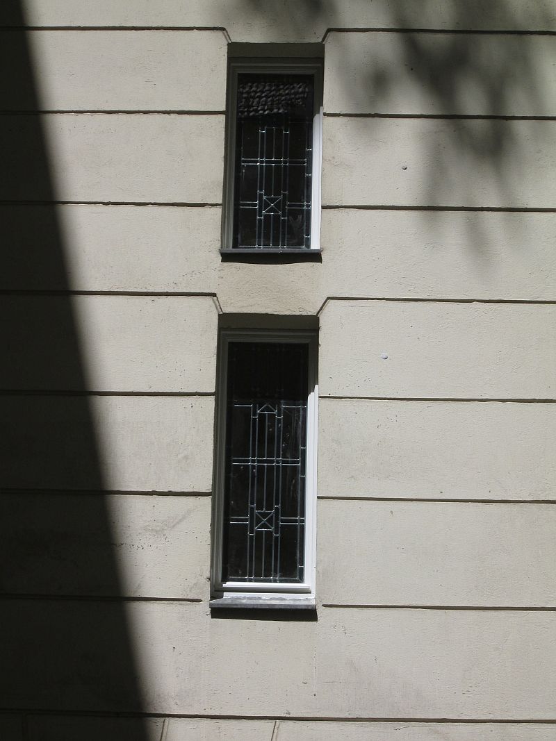 Wir fertigen für Sie neue Fenster mit Bleiverglasung an, wie Sie sie etwa aus Altbauten oder Kirchen her kennen. Herstellung nach Originalvorbild.